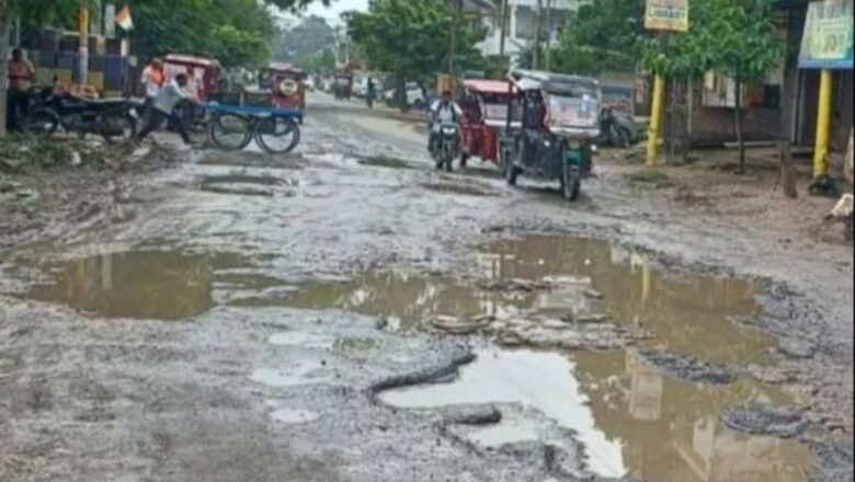 बारिश में सड़कें छलनी, अभी राहत की उम्मीद भी नहीं      उजाला शिखर