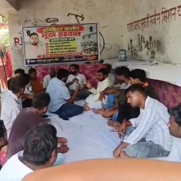भोगन में चार सूत्रीय मांगों को लेकर युवाओं का अनिश्चितकालीन भूख हड़ताल शुरू