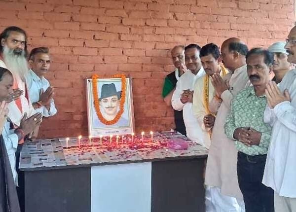 भगत सिंह का इंकलाब भारत के ज़र्रे ज़र्रे में गूंजता है,अमर क्रांतिकारी श्रद्धांजलि ग्रुप द्वारा भगत सिंह की जन्म जयंती पर श्रद्धांजलि दी गई