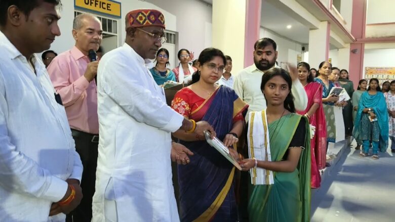 शिक्षक दिवस पर अटल आवासीय विद्यालय में सम्मान समारोह  शिक्षकों एवं प्रतिभावान विद्यार्थियों को सम्मानित कर बढ़ाया उत्साह