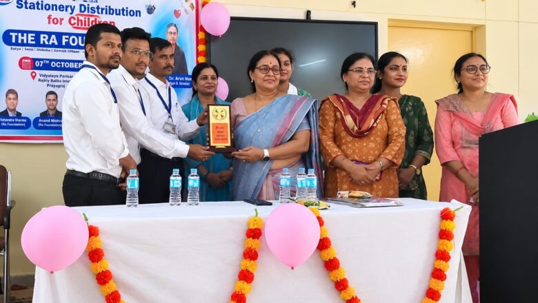 राजकीय बालिका इंटर कॉलेज में छात्राओं को शैक्षिक सामग्री वितरित