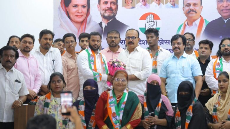 कल्याण डिस्ट्रिक्ट प्रेसिडेंट एडवोकेट नवीन सिंह की अध्यक्षता में महाराष्ट्र स्टेट प्रेसिडेंट के हाथों उभाठा के पदाधिकारी कांग्रेस पार्टी में शामिल हुए