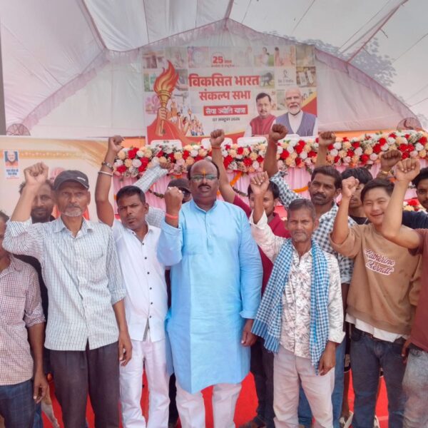 नगर आयुक्त को नगर निगम से हटाए जाने की मांग पटरी दुकानदारों ने सौंपा डिप्टी सीएम को ज्ञापन