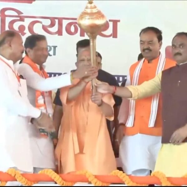 माफ़िया मिट्टी में मिल चुके हैं सुरक्षित माहौल के कारण राज्य आज प्रगति के पथ पर आगे बढ़ रहा है: सीएम योगी
