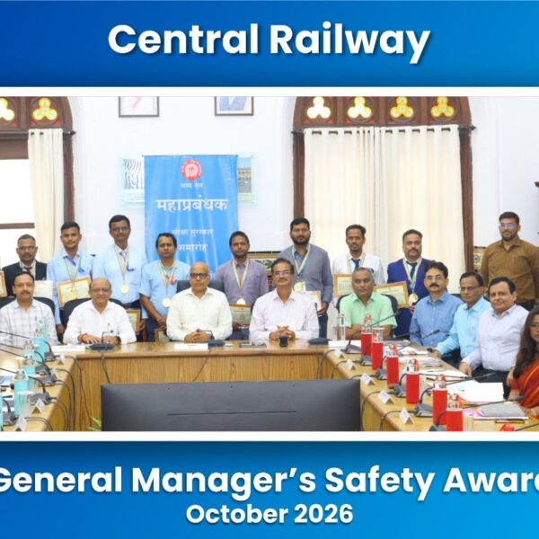 *General Manager presents Safety Award to 9 employees of Central Railway*