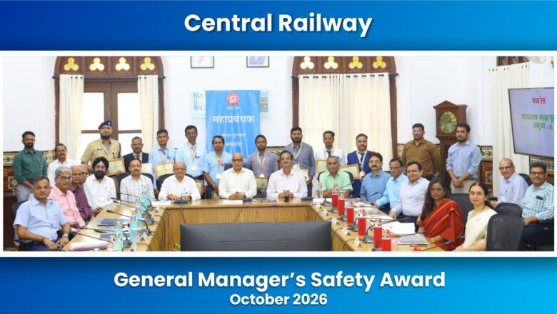 *General Manager presents Safety Award to 9 employees of Central Railway*