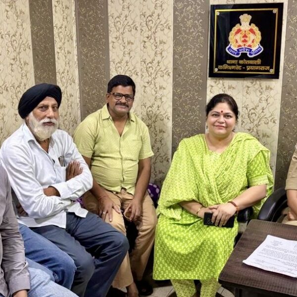 यातायात व्यवस्था में सुधार के लिए व्यापार मंडल ने पुलिस अधिकारियों का किया अभिनंदन