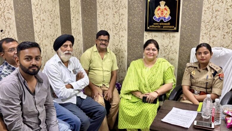 यातायात व्यवस्था में सुधार के लिए व्यापार मंडल ने पुलिस अधिकारियों का किया अभिनंदन