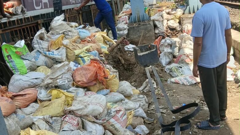 मध्य रेल की “स्वच्छता रथ” विशेष ट्रेन ने 1.68 लाख किलोग्राम कीचड़, कचरा और अपशिष्ट हटाकर निस्तारण के लिए पहुंचाया-यह साफ़ ट्रैक, साफ़ स्टेशन और साफ़ ट्रेनें सुनिश्चित करता है।