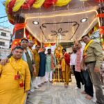 काशी के कलाकारों द्वारा डमरू, नगाड़ों से अग्र कुल प्रवर्तक सूर्यवंशी महाराजा अग्रसेन की आरती की गई