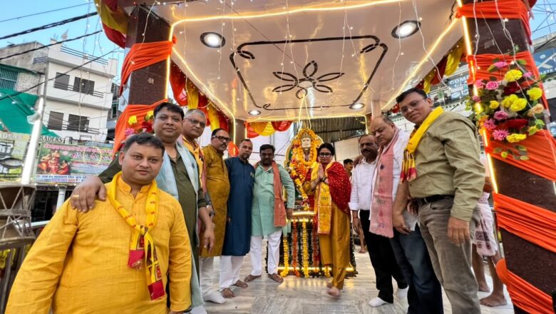 काशी के कलाकारों द्वारा डमरू, नगाड़ों से अग्र कुल प्रवर्तक सूर्यवंशी महाराजा अग्रसेन की आरती की गई