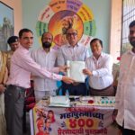 बर्थडे केक नहीं, बल्कि स्टूडेंट्स के हाथों में महापुरुषों की प्रेरणा देने वाली किताबें; कल्याण में कॉलेज प्रिंसिपल्स की अनोखी सामाजिक पहल