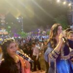 परमार्थ त्रिवेणी पुष्प में भव्य डांडिया एवं गरबा नाइट का आयोजन, अभिनेत्री-सिंगर श्वेता चौहान की प्रस्तुति पर जमकर झूमे प्रयागराजवासी
