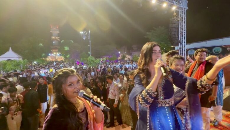 परमार्थ त्रिवेणी पुष्प में भव्य डांडिया एवं गरबा नाइट का आयोजन, अभिनेत्री-सिंगर श्वेता चौहान की प्रस्तुति पर जमकर झूमे प्रयागराजवासी