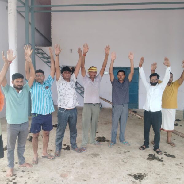 रामलीला मंच न बनवाने पर विधायक का लोगों ने किया जबरदस्त विरोध
