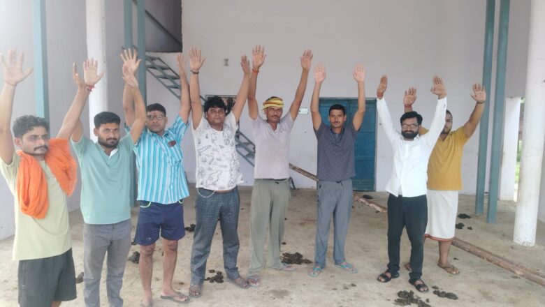 रामलीला मंच न बनवाने पर विधायक का लोगों ने किया जबरदस्त विरोध