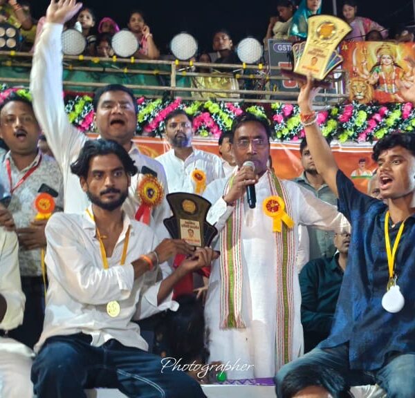 कोरांव में नवमी पर दिखी आस्था और संस्कृति की अनूठी छटा, भव्य झांकियों ने मोहा मन
