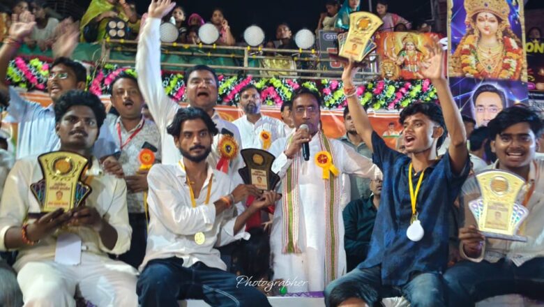 कोरांव में नवमी पर दिखी आस्था और संस्कृति की अनूठी छटा, भव्य झांकियों ने मोहा मन