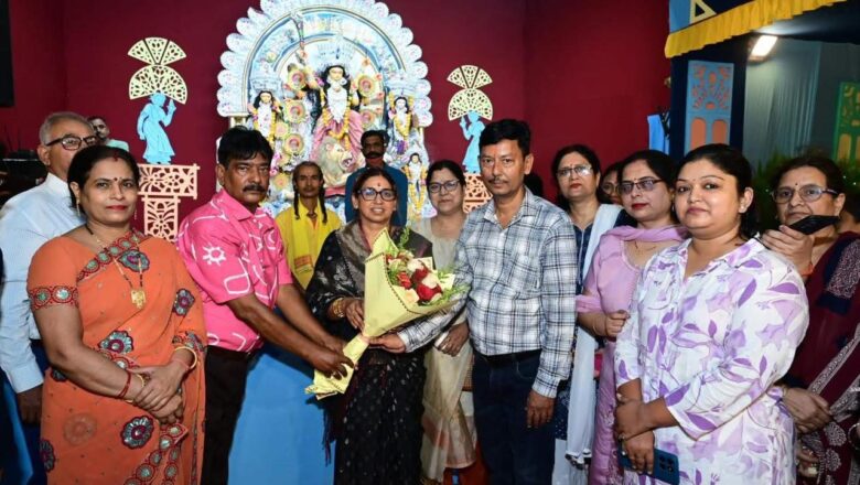 जीटीबी नगर करेली दुर्गा पूजा पंडाल में पूर्व महापौर अभिलाषा गुप्ता नंदी का हुआ स्वागत  दीप प्रज्ज्वलित कर की पूजा-अर्चना