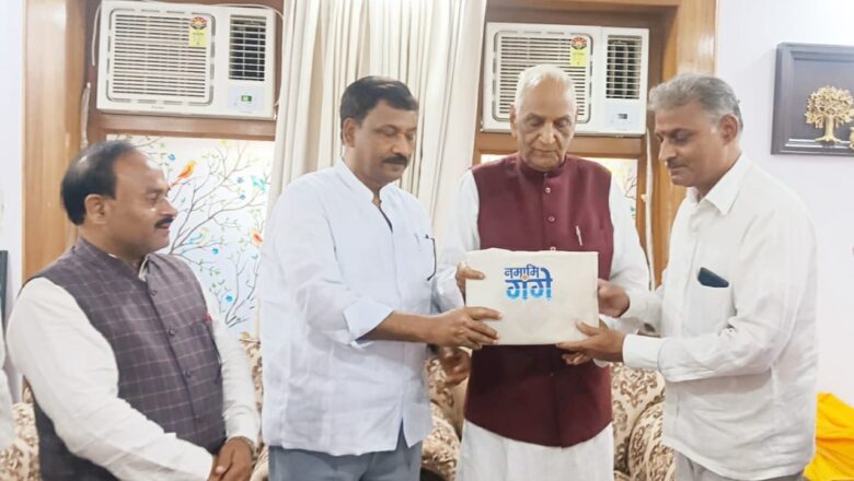 विभव नाथ भारती ने टीम के साथ संरक्षक डॉ. देवराज सिंह को दी जन्मदिन की बधाई