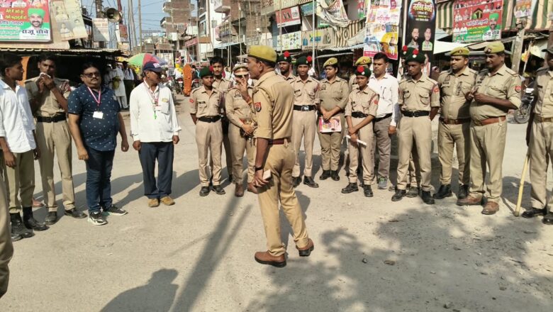 एनसीसी कैडेटों ने कोरांव चौराहे पर चलाया यातायात जागरूकता अभियान, थाना प्रभारी ने बताए ट्रैफिक नियम
