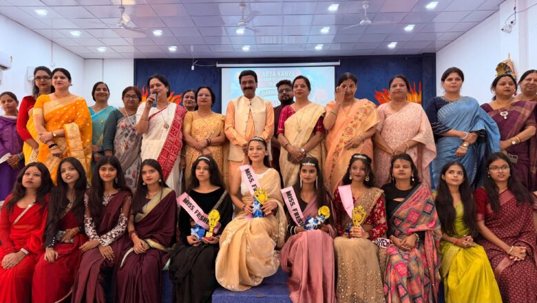 तेरा हिमालय आकाश सा हो,बहती रहे तेरी गंगा-गीत पर जमकर झूमें शिक्षक और छात्राएं
